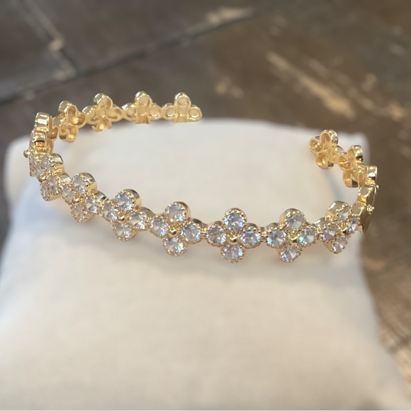 Jewelry - 🌸Bracelet Clovers with CZ’s 18k overlay